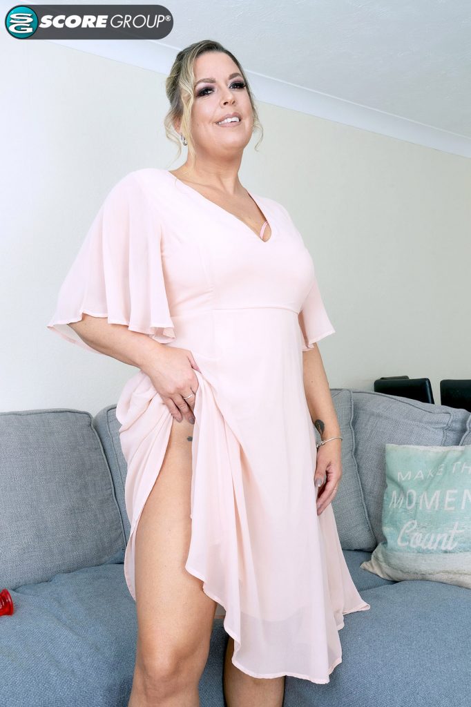 Maisie Lewis Busty Divorcee 40Somethingmag