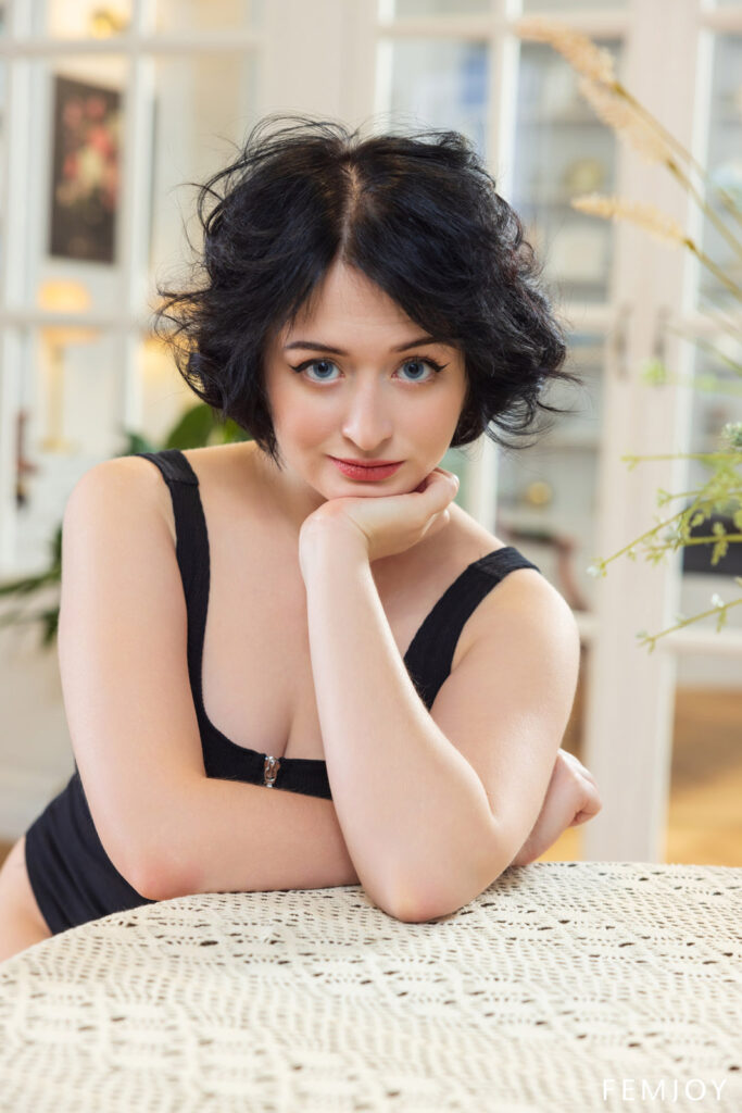 Sugar Ann Come Closer Femjoy