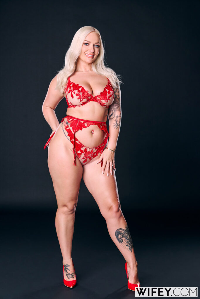 Elana Bunnz Gorgeous Hotwife Takes A Thick BBC Wifey