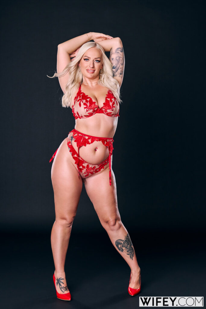 Elana Bunnz Gorgeous Hotwife Takes A Thick BBC Wifey