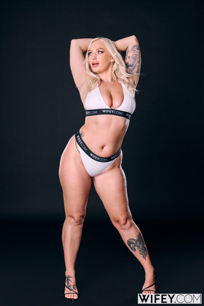 Elana Bunnz Gorgeous Hotwife Takes A Thick BBC Wifey