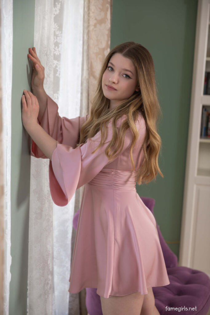 Elli Sexy Curvy Blonde Fame Girls