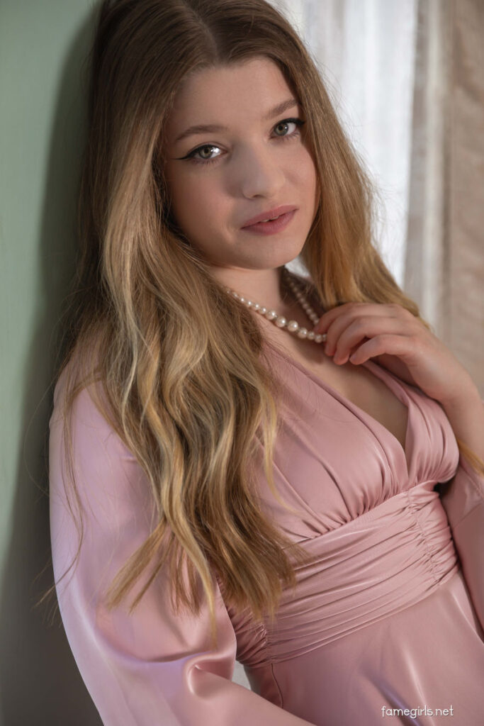 Elli Sexy Curvy Blonde Fame Girls